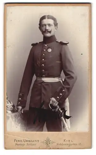 Fotografie Ferd. Urbahns, Kiel, Schlossgarten 17, Soldat Walther in Uniform mit Orden und Pickelhaube, Epauletten, 1899