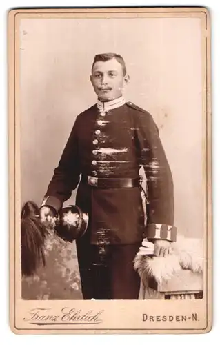 Fotografie Franz Ehrlich, Dresden, Portrait sächsischer Soldat in Gardeuniform mit Pickelhaube Rosshaarbusch