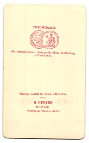 Fotografie H. Hirsch, Berlin, Christinen-Str. 36, Einjährig-Freiwilliger Uffz. in Gardeuniform stehend am Sekretär