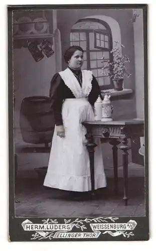 Fotografie Herm. Lüders, Weissenburg a. S., Ellinger Thor, Portrait junge Frau als Schankfrau mit Bierkrügen und Schürze