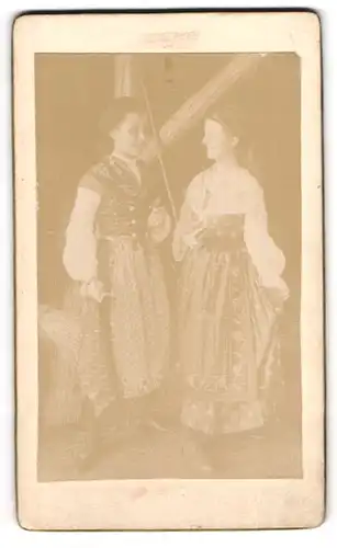 Fotografie unbekannter Fotograf und Ort, Portrait zwei Mädchen Lisl und Annerl in Trachtenkleidern zum Fasching, 1905