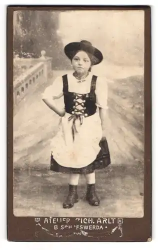 Fotografie Rich. Arlt, Bischofswerda, niedliches Mädchen im Trachtenkleid zum Fasching