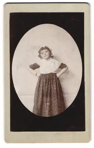 Fotografie unbekannter Fotograf und Ort, Portrait kleines niedliches Mädchen im niederländischen Trachtenkleid, Fasching