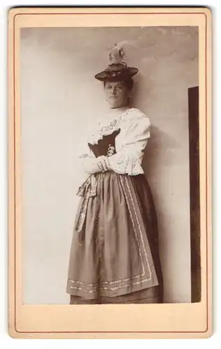 Fotografie unbekannter Fotograf und Ort, Portrait junge Frau im Trachtenkleid mit Schürze zum Fasching, 1899