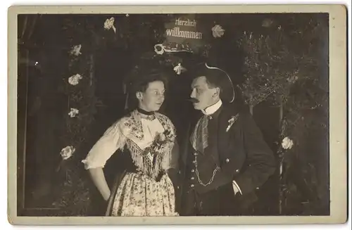 Fotografie unbekannter Fotograf und Ort, Portrait Frau und Mann in Kostümen zum Fasching