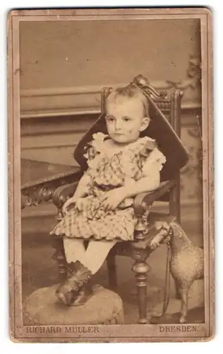 Fotografie Richard Müller, Dresden, Marien-Str. 26, niedliches kleines Mädchen im Kleidchen mit Spielzeug Pferd