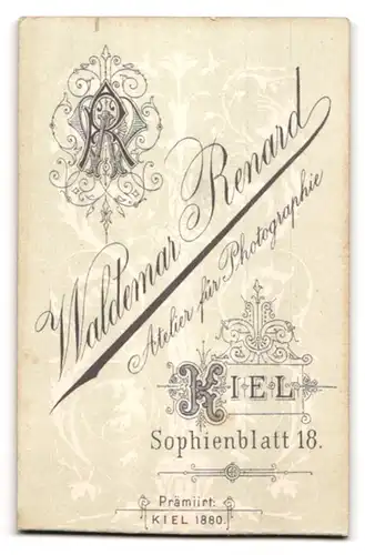 Fotografie Waldemar Renard, Kiel, Sophienblatt 18, kleines Mädchen im Samtkleid mit Schaukelpferd und Gerte