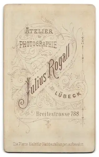 Fotografie Julisu Rogall, Lübeck, Breitestr. 788, junger Soldat in Uniform mit Bajonett im Atelier