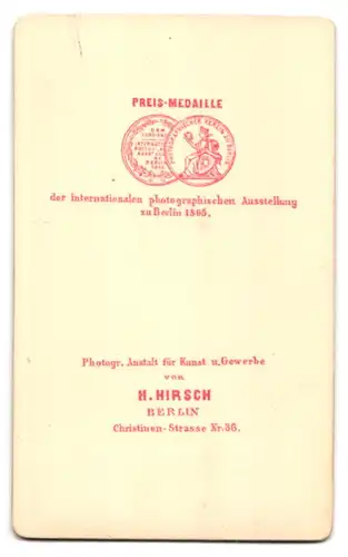 Fotografie H. Hirsch, Berlin, Christinen-Str. 36, junger Einjährig-Freiwilliger Uffz. in Uniform stehend am Sekretär