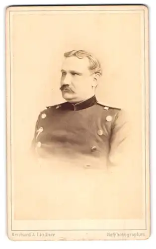 Fotografie Reichard & Lindner, Anclam, Peendamm, Soldat in Uniform mit Moustache und Mittelscheitel