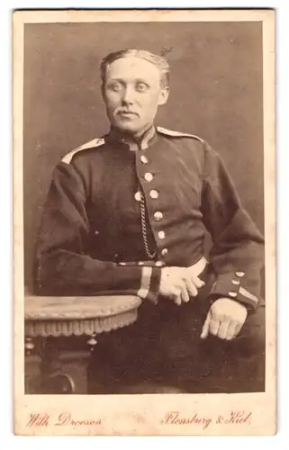 Fotografie Wilh. Dreesen, Flensburg, Soldat in Uniform mit Uhrenkette und Mittelscheitel