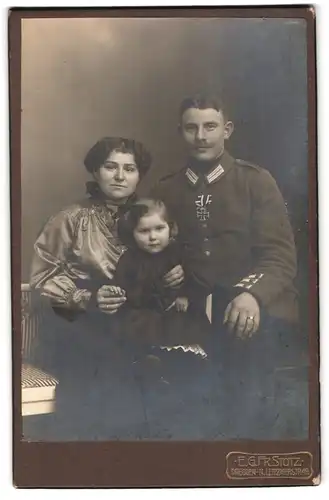 Fotografie E. G. Stotz, Dresden, Leipzigerstr. 49, junger Soldat in Gardeuniform mit Eisernem Kreuz nebst Frau und Kind