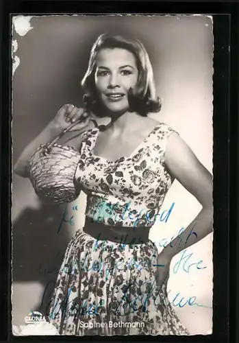 AK Schauspielerin Sabine Bethmann im Sommerkleid, Autograph