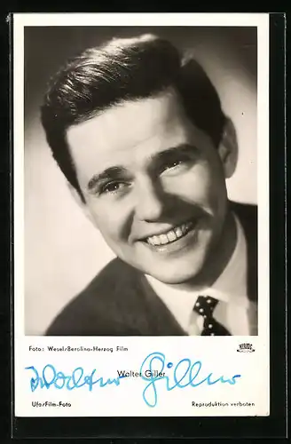 AK Schauspieler Walter Giller mit nettem Lächeln, Autograph