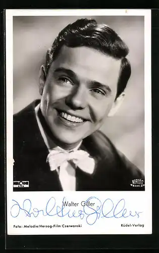 AK Schauspieler Walter Giller mit Seitenscheitel und Fliege, Autograph