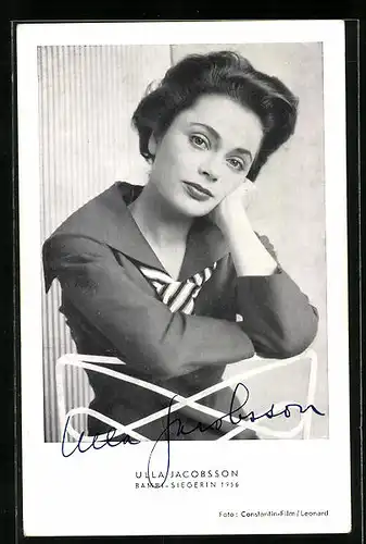 AK Schauspielerin Ulla Jacobsson mit verträumtem Blick, Autograph