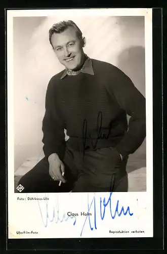 AK Schauspieler Claus Holm posiert mit Zigarette, Autograph