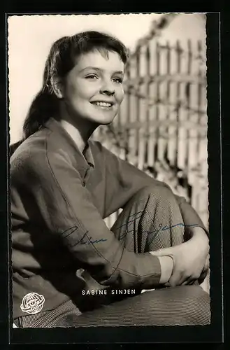 AK Schauspielerin Sabine Sinjen mit breitem Grinsen, Autograph
