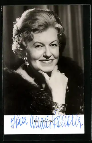 AK Schauspielerin Maria Paudler mit Pelz und Schmuck, Autograph