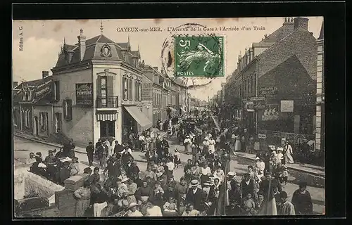 AK Cayeux-sur-Mer, L`Avenue de la Gare a l`Arrivee d`un Train