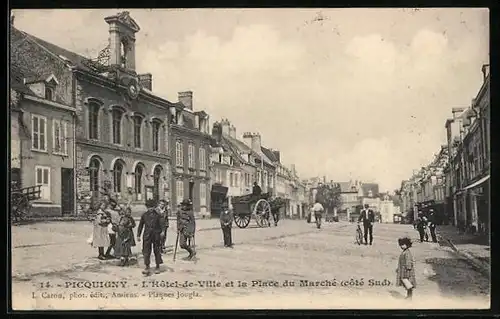 AK Picquigny, L`Hôtel-de-Ville et la Place du Marché côté Sud