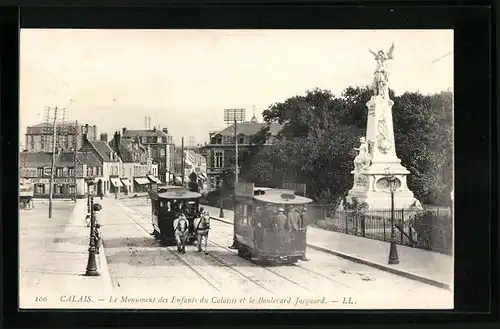 AK Calais, Le Monument des Enfants du Calaisis et le Boulevard Jacquard, Pferdebahn