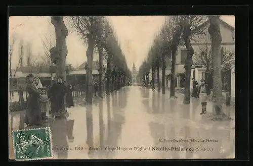 AK Neuilly-Plaisance, Avenue Victor Hugo et l`Eglise, Hochwasser