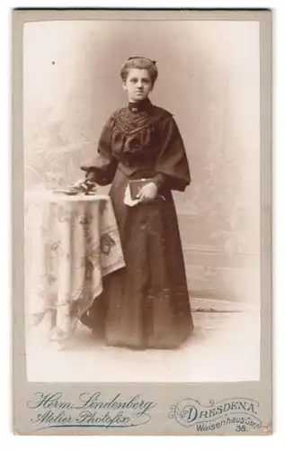 Fotografie Herm. Lindberg, Dresden, Waisenhaus-Str. 38, Junge Frau in langem Kleid mit Puffärmeln