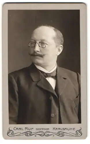Fotografie Carl Ruf, Karlsruhe, Amalienstrasse 26, Junger Mann mit Fliege und Brille