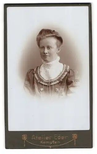 Fotografie Eder, Kempten, Portrait junge Frau im Kleid mit Rüschen