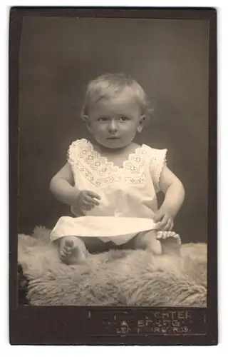 Fotografie Otto Richter, Radeberg, Pulsnitzer Strasse 13, Kleinkind im weissen Kleidchen