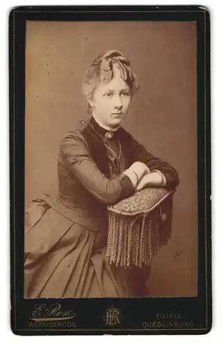 Fotografie E. Rose, Wernigerode, Hübsche junge Frau in dunklem Kleid