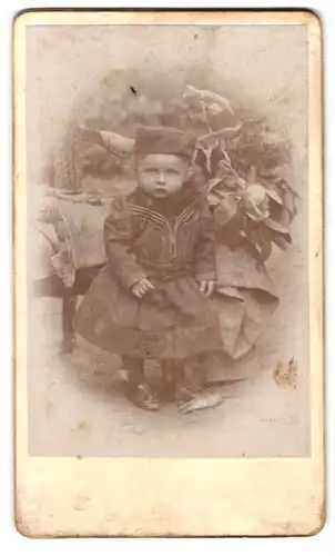 Fotografie Heinrich Schmorrde, Bernstadt in Sachsen, Kleines Kind im modischen Kleid