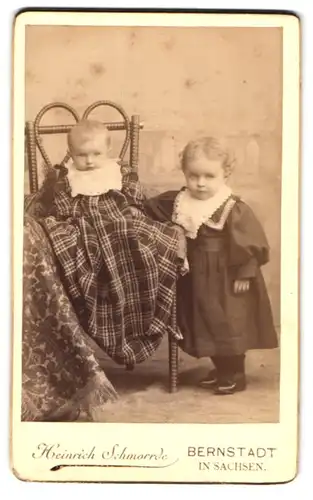 Fotografie Heinrich Schmorrde, Bernstadt in Sachsen, Kleines Mädchen im Kleid mit Kleinkind