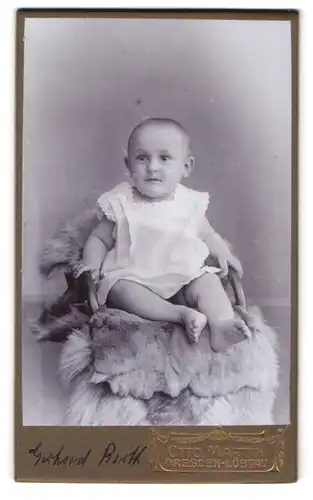 Fotografie Otto Martin, Dresden-Löbtau, Reisewitzerstr. 18, Süsses Kleinkind im Hemd mit nackigen Füssen