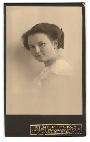 Fotografie Wilhelm Moeck, Dresden-Plauen, Bienertstr. 14, Junge Dame mit Haarschleife