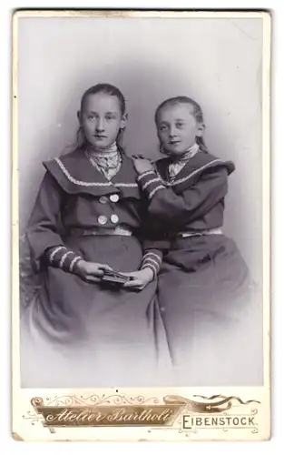 Fotografie Gustav Bartholi, Eibenstock, Zwei junge Mädchen in modischen Kleidern mit Buch