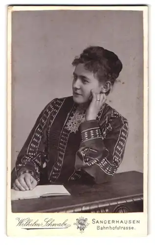 Fotografie Wilhelm Schwabe, Sangerhausen, Bahnhofstr., Junge Dame in modischer Kleidung mit Buch