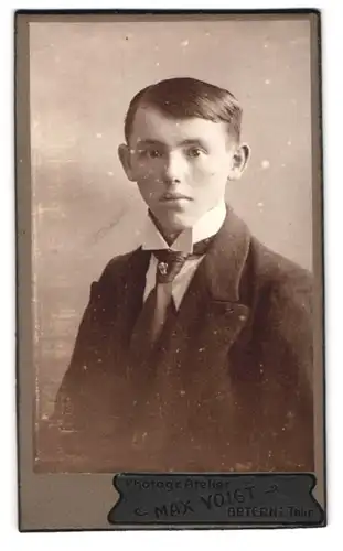 Fotografie Max Voigt, Artern i. Thür., Junger Herr im Anzug mit Krawatte