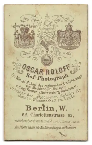 Fotografie Oscar Roloff, Berlin-W., Charlottenstr. 62, Mädchen im schwarzen Samtkleid