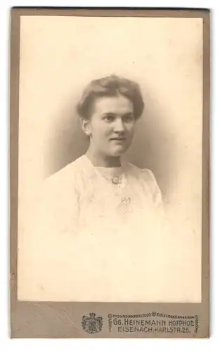 Fotografie Gg. Heinemann, Eisenach, Karlstr. 26, Junge Dame in hübscher Kleidung