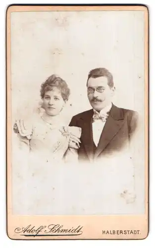 Fotografie Adolf Schmidt, Halberstadt, Spiegelstr. 16 I., Junges Paar in eleganter Kleidung