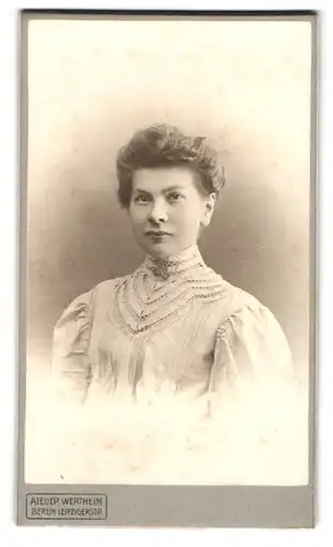 Fotografie Atelier Wertheim, Berlin, Leipzigerstr. Hübsch gekleidete Dame mit Kragenbrosche