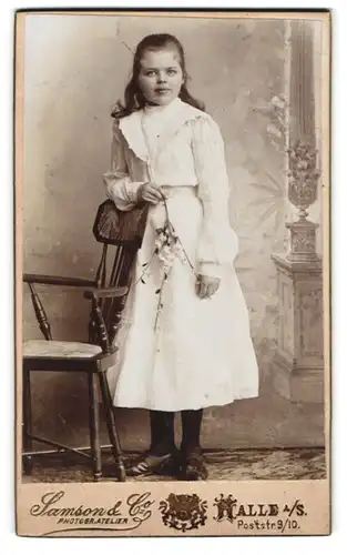 Fotografie Samson & Co., Halle a /S., Poststr. 9-10, Junge Dame im weissen Kleid mit Blütenzweig