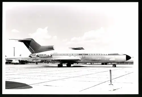 Fotografie Flugzeug Boeing 727, Passagierflugzeug auf Flugplatz eingemottet, Kennung N68649