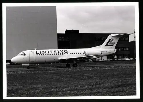 Fotografie Flugzeug Fokker 100, Passagierflugzeug der Linjeflyg, Kennung SE-DGS