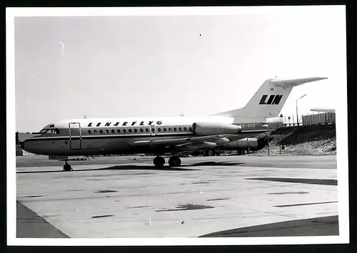 Fotografie Flugzeug Fokker 100, Passagierflugzeug der Linjeflyg, Kennung SE-DGB