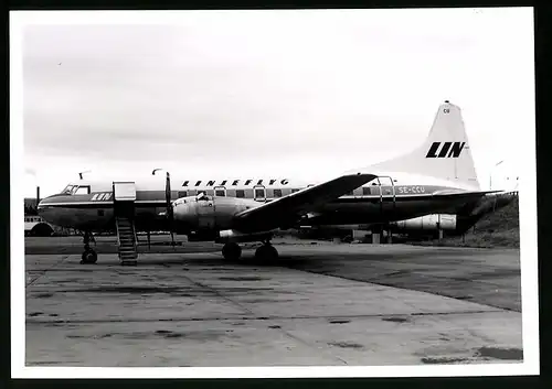 Fotografie Flugzeug, Niederdecker Passagierflugzeug der Linjeflyg, Kennung SE-CCU