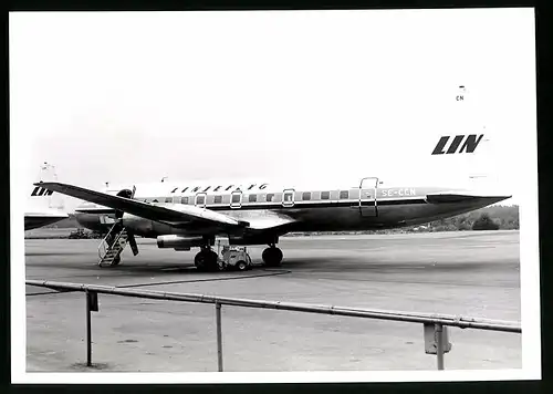 Fotografie Flugzeug, Niederdecker Passagierflugzeug der Linjeflyg, Kennung SE-CCN