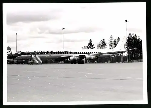 Fotografie Flugzeug Douglas DC-8, Passagierflugzeug Loftleidir Icelandic, Kennung N868F